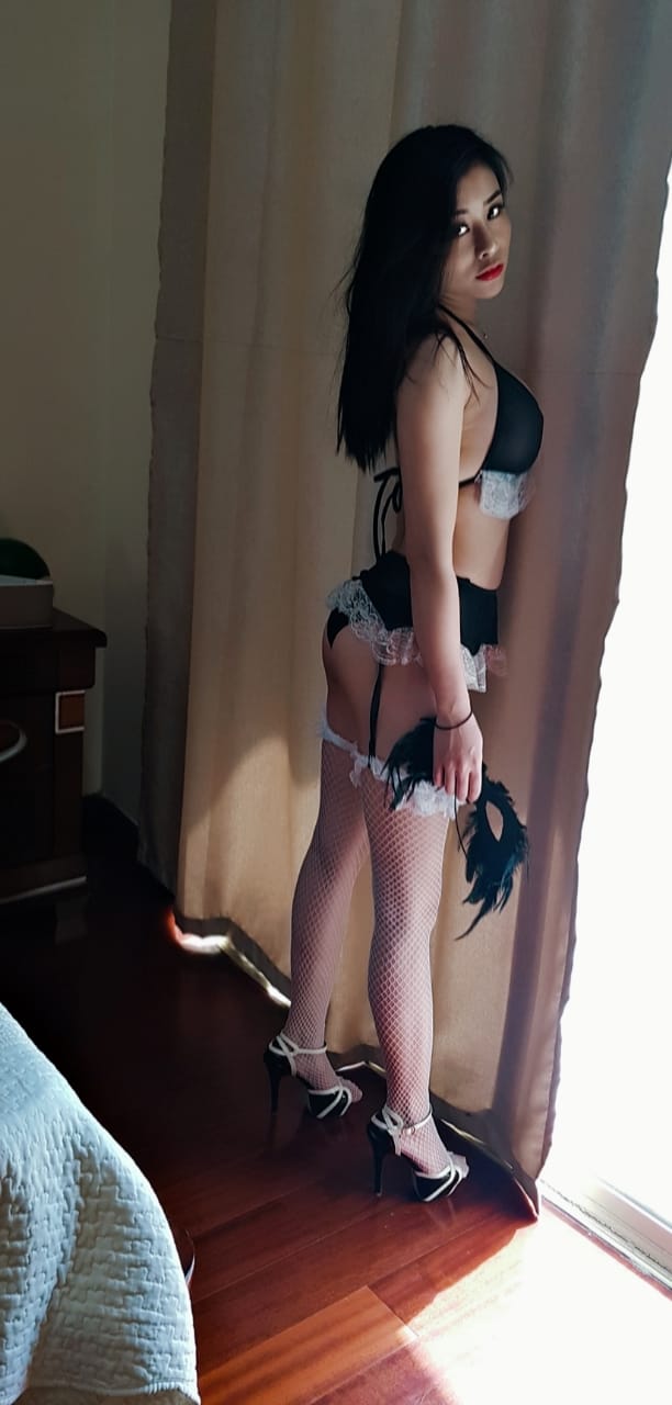 Genç busty escort Mariet Rita