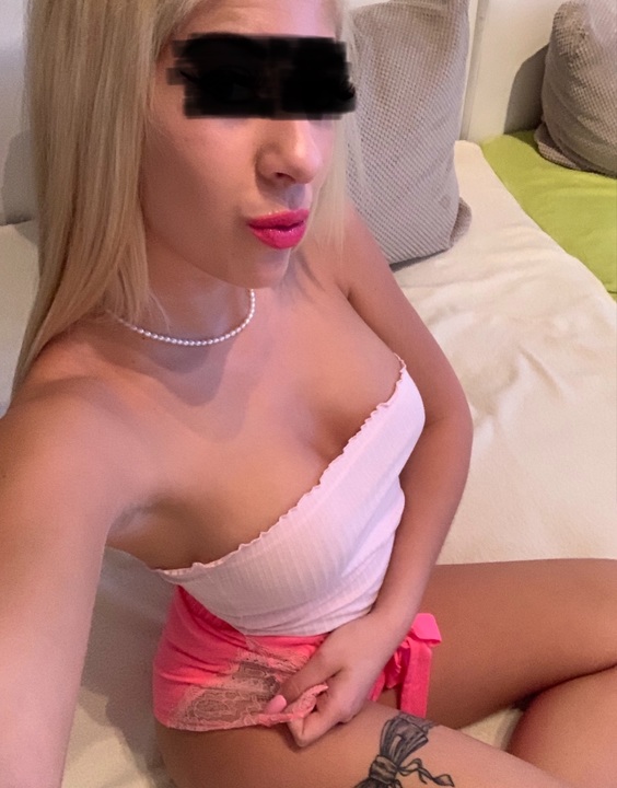 Ateşli escort Rozeline